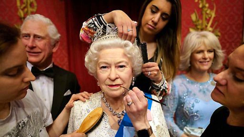 ARCHIV - Die Wachsfigur von Königin Elizabeth II. bei Madame Tussauds in London bekommt zum Platin-Jubiläum der Queen den letzten Schliff. Foto: Victoria Jones/PA Wire/dpa
