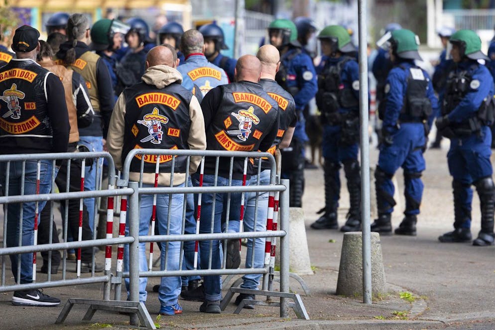 Mitglieder der Bandidos stehen vor dem Gerichtsgebaeude, waehrend dem Prozess um die Auseinandersetzung der Motorradclubs Hells Angels und Bandidos, am Montag, 30. Mai 2022 in Bern. (KEYSTONE/Stringer)