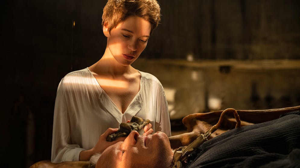 «Crimes of the Future». Sie operiert ihn, und alle finden's geil