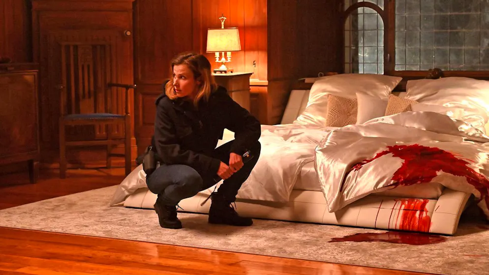 Tatort: Das kalte Haus. Kommissarin Gorniak (Karin Hanczewski) findet eine Blutlache im Haus der Fischers.