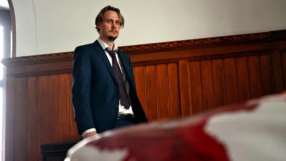 Tatort: Das kalte Haus. Auch Simon Fischer (Christian Bayer) schaut entsetzt auf das viele Blut im Schlafzimmer. Und doch weisen viele Indizien auf ihn als Täter hin.