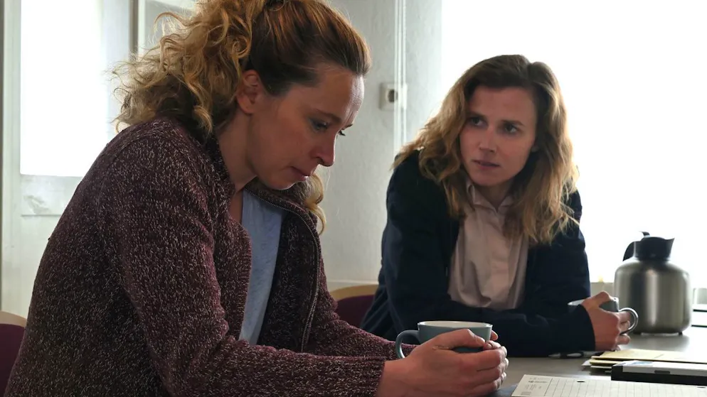 Tatort: Das kalte Haus. Karin Gorniak (Karin Hanczewski, rechts) befragt Beate Lindweg (Katharina Behrens), die beste Freundin der Verschwundenen.
