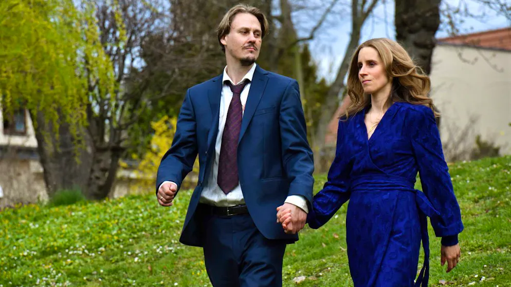 Tatort: Das kalte Haus. In Visionen sieht der Verdächtige Simon Fischer (Christian Bayer) seine verschwundene Frau Kathrin (Amelie Kiefer) und erlebt mit ihr traute Harmonie.