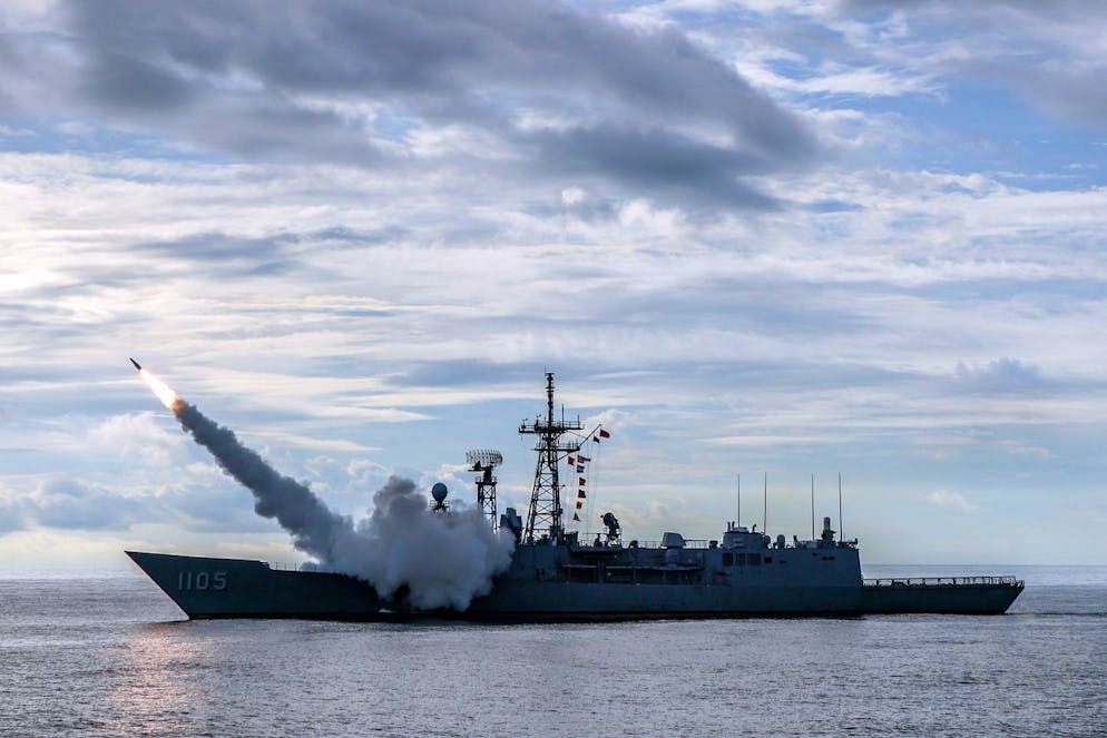 Une photo distribuée par le ministère taïwanais de la Défense montre un missile anti-aérien standard de fabrication américaine lancé depuis un navire de guerre lors de l'exercice Joint operation on missile enhancement avec la marine et l'armée de l'air taïwanaises dans la partie orientale du comté de Pingtung, à Taïwan, le 27 mai 2022 (publié le 28 mai 2022).