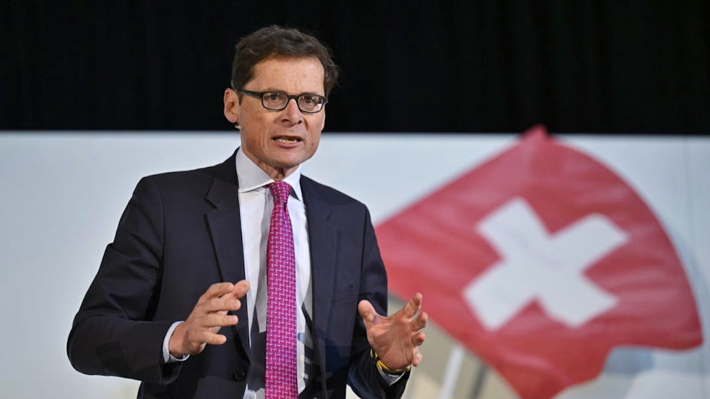Nationalrat Roger Koeppel spricht ueber die Resolution zur Neutralitaet an der Delegiertenversammlung der SVP Schweiz, am Samstag, 9. April 2022, in der Stadthalle in Chur. (KEYSTONE/Gian Ehrenzeller)