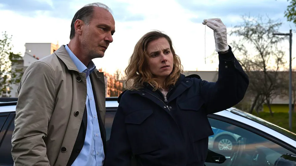 Tatort: Das kalte Haus. Schnabel (Martin Brambach) und Gorniak (Karin Hanczewski) haben eine Kette gefunden. Ein Beweisstück?
