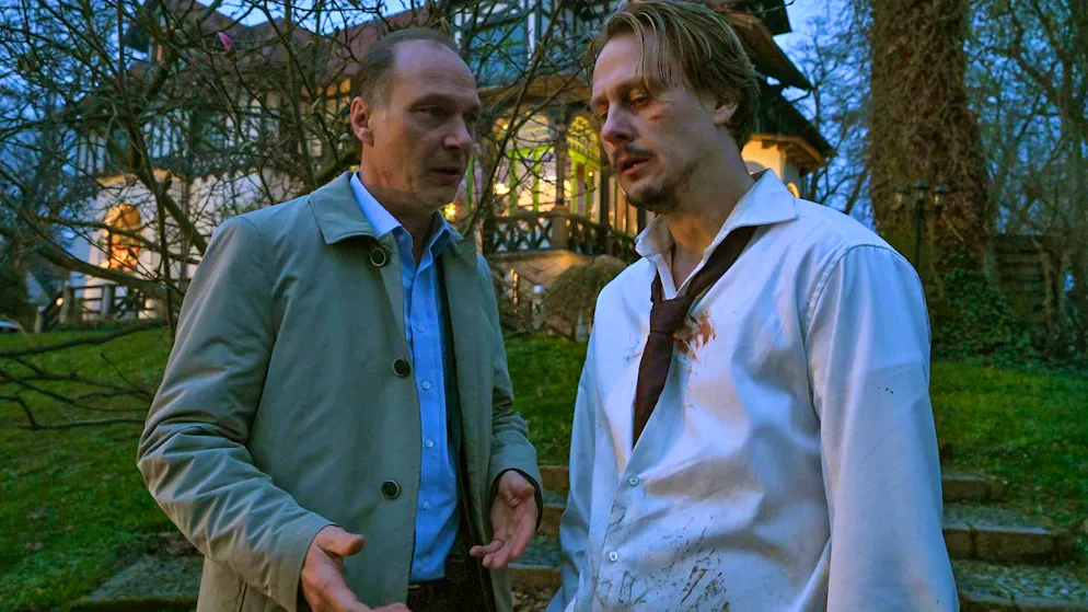 Tatort: Das kalte Haus. Kommissariatsleiter Schnabel (Martin Brambach, links) spricht mit dem einflussreichen und wohlhabenden Simon Fischer (Christian Bayer), dessen Frau verschwunden ist. Vieles weit auf eine grausame Bluttat hin – und Fischer scheint mehr als nur verdächtig.