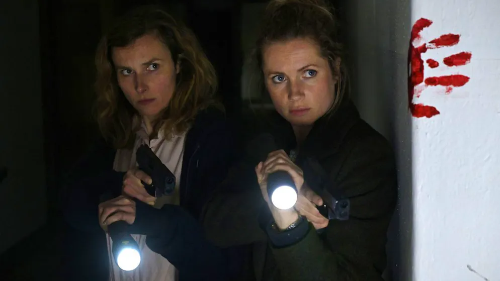 Tatort: Das kalte Haus. Die Kommissarinnen Karin Gorniak (Karin Hanczewski, links) und Leonie Winkler (Cornelia Gröschel) machen eine ziemlich gruselige Tour durch das titelgebende «kalte Haus».