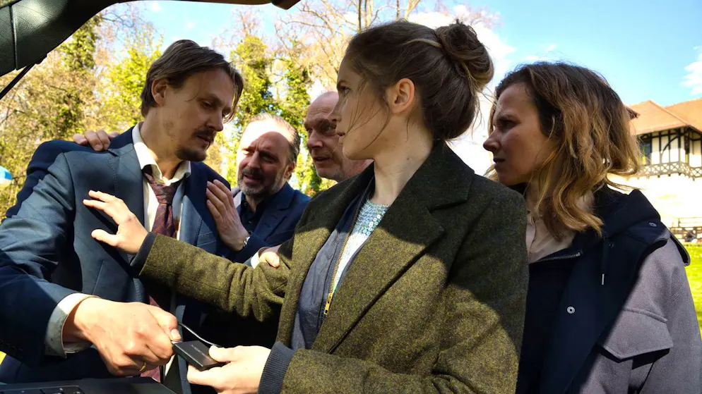 Tatort: Das kalte Haus. Der Verdächtige Simon Fischer (Christian Bayer, links) will eine SD-Karte nicht herausgeben und greift Leonie Winkler (Cornelia Gröschel, zweite von rechts) kräftig in den Arm. Ihre Kollegin Karin Gorniak (Karin Hanczewski) und Chef Schnabel (Martin Brambach, dritter von links) versuchen zu beschwichtigen.