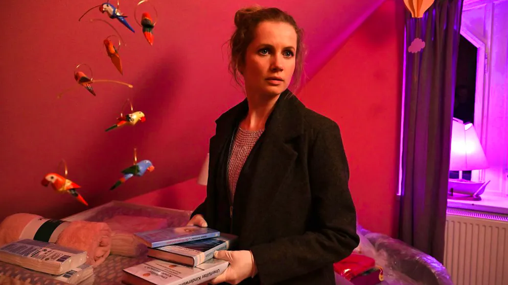 Tatort: Das kalte Haus. Ermittlerin Winkler (Cornelia Gröschel) stösst im Haus der Fischers auf ein eingerichtetes, aber offenbar unbenutztes Kinderzimmer.