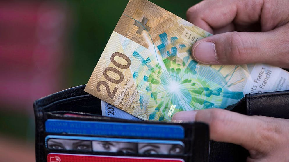 Schweizer Angestellte haben 2021 weniger Lohn erhalten. Nicht zuletzt weil die Inflation um 0,6 Prozent gestiegen ist, blieb im Portemonnaie real ein Lohnminus 0,8 Prozent. (Symbolbild)