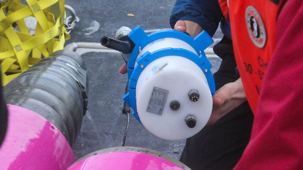 Ozeanographen der University of Alaska Fairbanks haben in diesem Frühjahr Tests mit einer Unterwasserdrohne durchgeführt, die mit einem Sensor ausgestattet ist, der speziell für die Messung des Kohlendioxidgehalts entwickelt wurde.