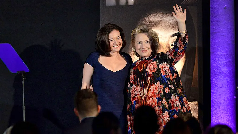 2013 war Sandberg am Zenith ihres Einflusses angekommen, galt als Vertraute von Hillary Clinton. 