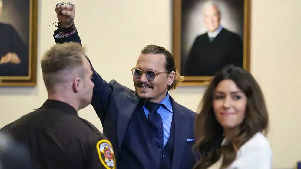 L'attore Johnny Depp alza il pugno della vittoria dopo le discussioni conclusive nell'aula di tribunale di Fairfax. (27 maggio 2022).