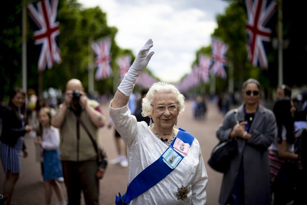 Un sosie de la reine Elizabeth II de Grande-Bretagne salue les gens sur The Mall avant le jubilé de platine de la reine Elizabeth II à Londres, Grande-Bretagne, le 1er juin 2022.