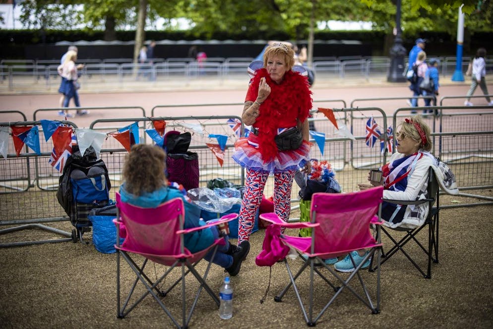 Les fans de la famille royale commencent leur attente sur The Mall avant le jubilé de platine de la reine Elizabeth II à Londres, Grande-Bretagne, le 1er juin 2022.