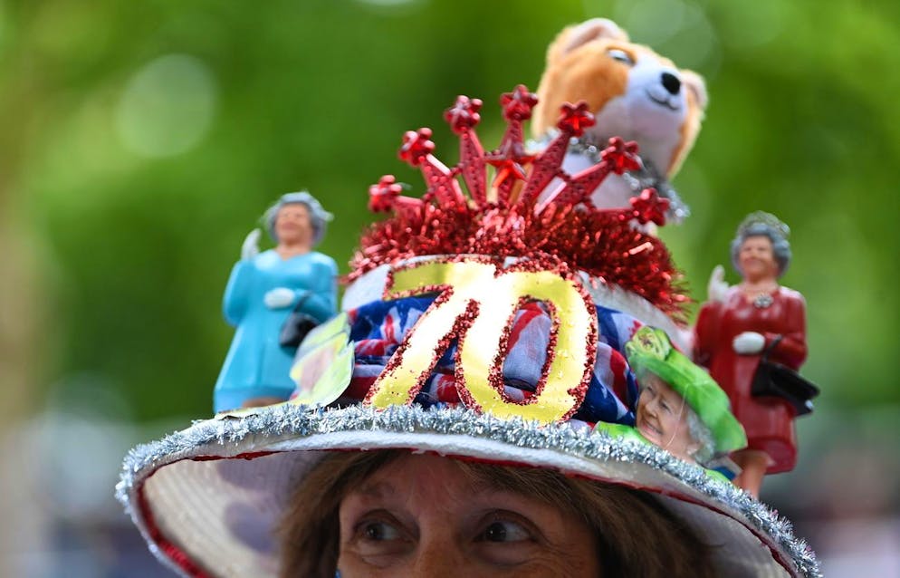 epa09988147 Royal fan Donna Werner queues on The Mall ahead of the Platinum Jubilee of Britain's Queen Elizabeth in London, Britain 31 May 2022. The Platinum Jubilee of Queen Elizabeth II will be celebrated from 02 to 05 June 2022 to mark the 70th anniversary of her accession to the throne on 06 February 1952. EPA/NEIL HALL