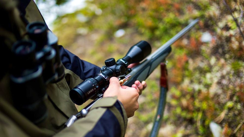 Un chasseur charge son arme pour traquer le gibier a Siviez, ce lundi 18 septembre 2017 en Valais. La chasse a debuter le 18 septembre 2017. (KEYSTONE/Olivier Maire)