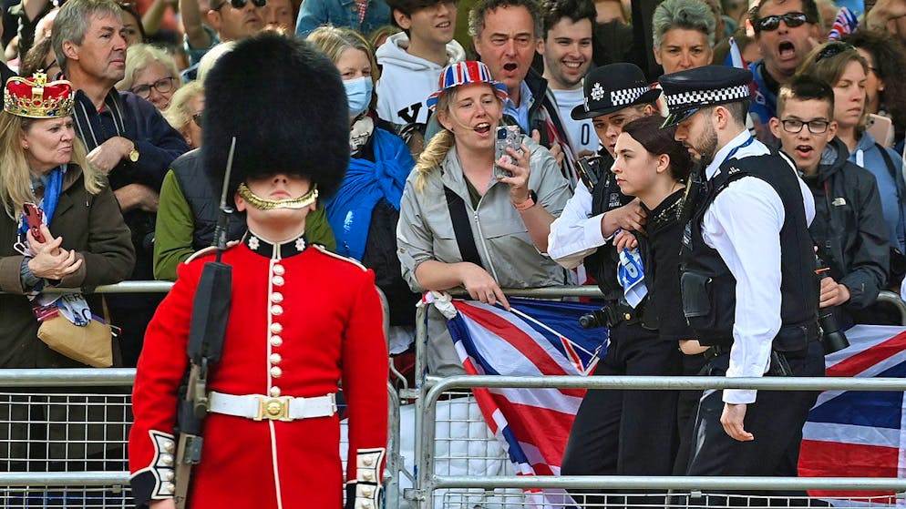 Unterwegs in London. Selbst Gegner der Monarchie lassen sich zum Feiern hinreissen