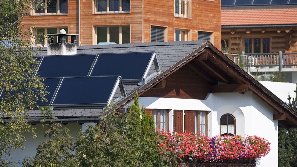 Rumah di distrik perumahan hemat energi Flerden di kanton Grisons, Swiss, pada 1 Oktober 2009. Kotamadya Flerden menyediakan sebidang tanah murah untuk rumah yang dibangun menurut standar efisiensi energi Minergie.  (KEYSTONE / Gaetan Bally) Rumah di kawasan perumahan hemat energi Flerden, di kanton Grisons, foto 1 Oktober 2009. Kotamadya Flerden menyediakan lahan murah untuk rumah yang memenuhi standar Minergie.  (BATU KUNCI / Bola Gaetan)