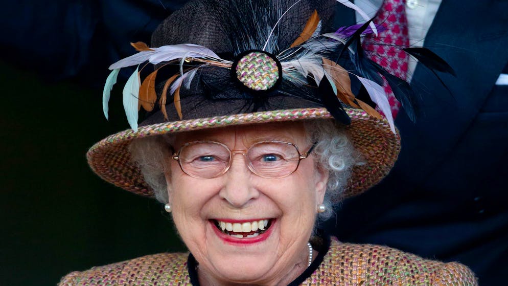 Lang lebe die Queen!. Sie nimmt es selbst mit kaputten Lastern und James Bond auf