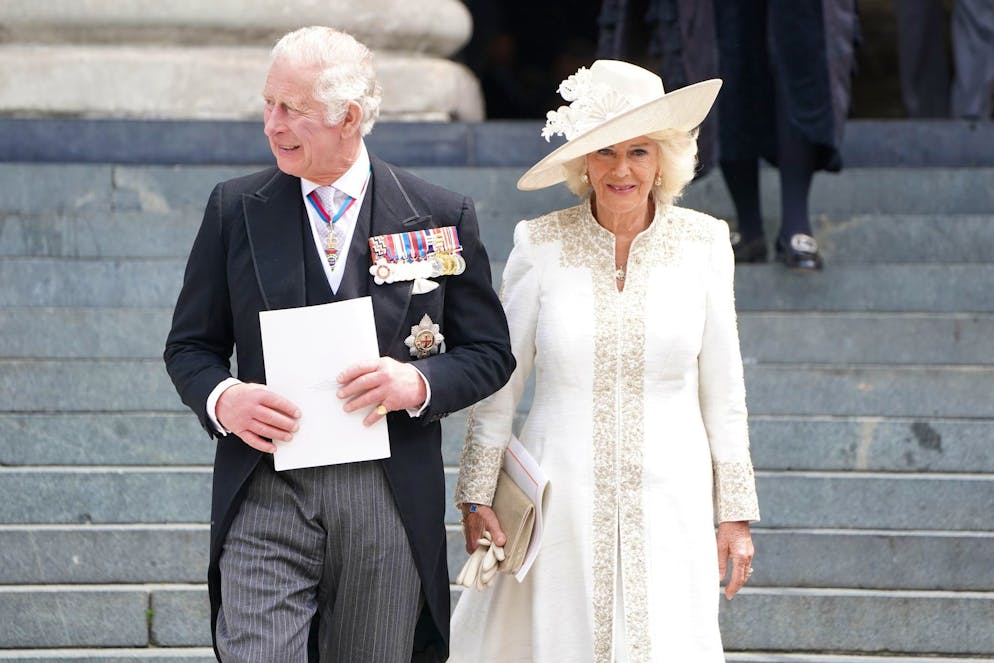 Prinz Charles und seine Frau Camilla verlassen nach der Dankes-Messe die St Paul's Kathedrale.