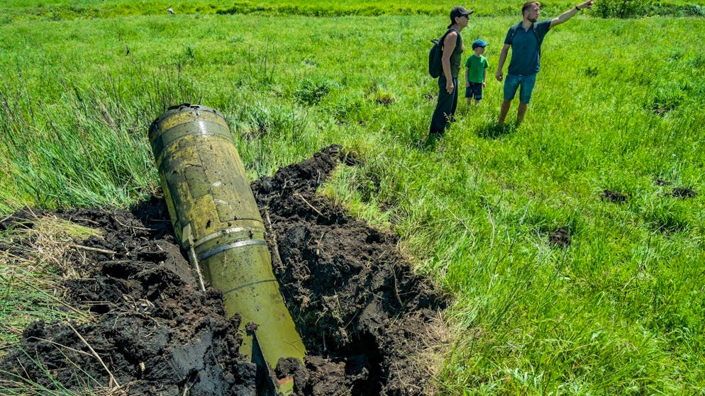 Die Überreste einer russischen Tochka-Rakete liegen auf einem Feld am Rand von Kostjantyniwka. Die Rakete wurde vom ukrainischen Raketenabwehrsystem der Stadt abgefangen.