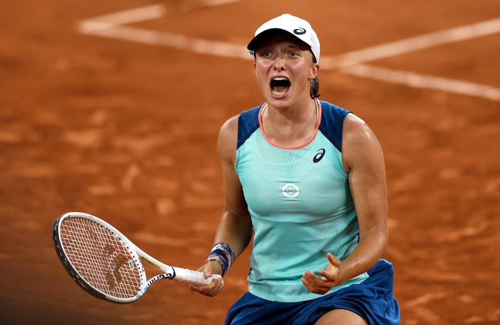 epa09995673 Iga Swiatek of Poland reacts after winning against Coco Gauff of the USA in their women's final match during the French Open tennis tournament at Roland Garros in Paris, France, 04 June 2022. EPA/YOAN VALAT