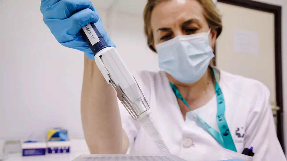 Eine Krankenschwester bereitet im Spital Ramon y Cajal in Madrid einen PCR-Tests zur Erkennung des Affenpockenvirus vor.