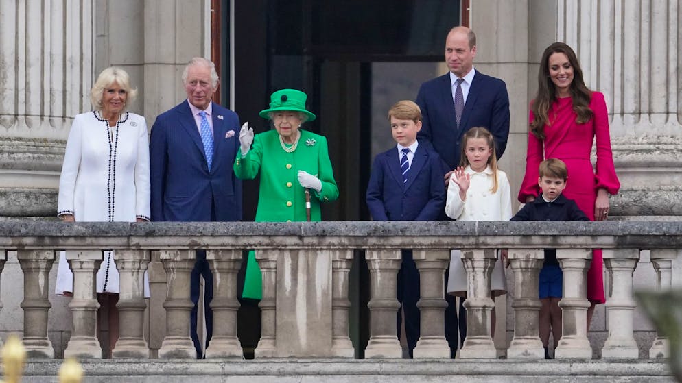 Es fällt auf, wie wenig Bezug die TV-Doku auf einzelne Mitglieder der royalen Familie nimmt – und wenn doch einmal, meist wohlwollend. Das Bild zeigt die verstorbene Queen und ihre engsten Verwandten (von links): Herzogin Camilla, Prinz Charles, Prinz George, Prinz William, Prinzessin Charlotte, Prinz Louis und Herzogin Kate.