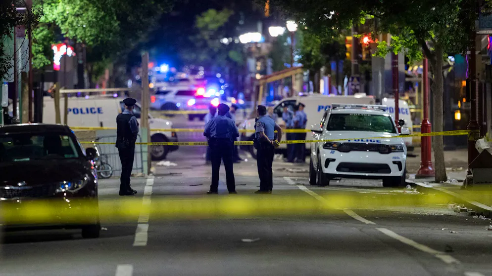 Polizisten stehen am abgesperrten Tatort in Philadelphia.