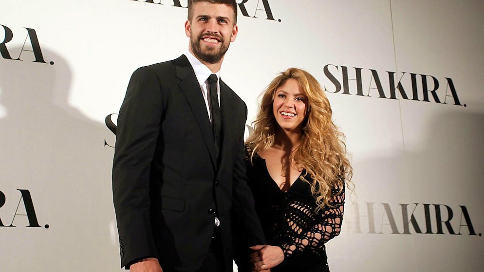 ARCHIV – Shakira (r), Sängerin aus Kolumbien, und Gerard Pique, Fussballspieler des FC Barcelona, lächeln bei der Präsentation ihres neuen Albums «Shakira». Kolumbiens Pop-Superstar Shakira («Waka Waka», «Hips Don't Lie») und der spanische Fussball-Weltmeister Gerard Piqué haben nach zwölf Jahren ihre Beziehung beendet. Foto: Manu Fernandez/AP/dpa
