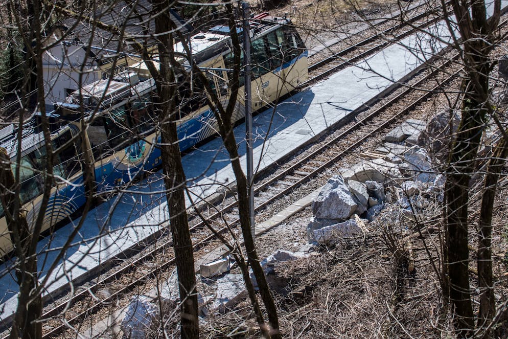 Re (Italia): inizio dei lavori di ripristino della Statale 337 della Valle Vigezzo. Nella foto il passaggio del treno della Centovallina accanto ad alcuni sassi caduti dalla strada Statale 337 della Valle Vigezzo. © Ti-Press / Samuel Golay