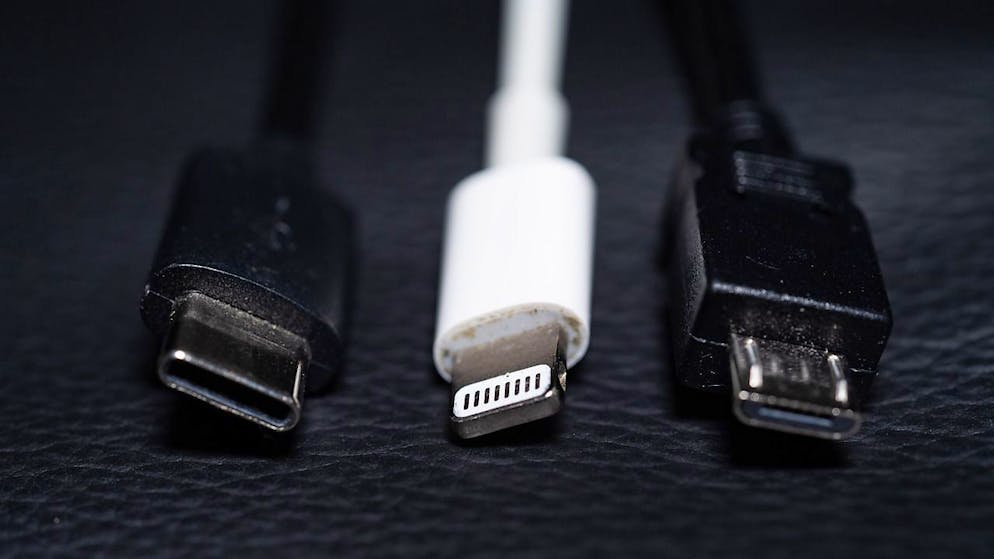 Serie di prese elettriche di carica ( incl. Presa USB ) per caricare le  batterie elettriche nei dispositivi mobili dei passeggeri / passeggeri.  Aeroporto Cointrin di Ginevra, Svizzera Foto stock - Alamy