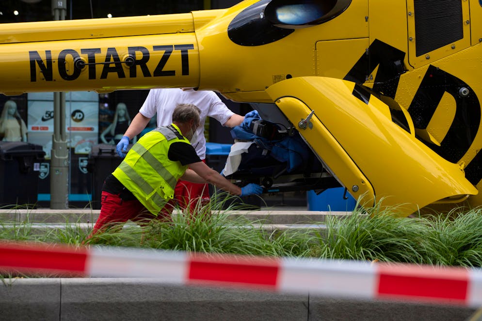 08.06.2022, Berlin: Mitarbeiter vom Rettungsdienst schieben eine Trage in einen Hubschrauber nach einem Zwischenfall. Ein Auto ist in der Nähe der Gedächtniskirche in Berlin in eine Personengruppe gefahren, ein Mensch ist gestorben. Das sagte ein Feuerwehrsprecher am Mittwoch. Foto: Paul Zinken/dpa +++ dpa-Bildfunk +++ (KEYSTONE/DPA/Paul Zinken)