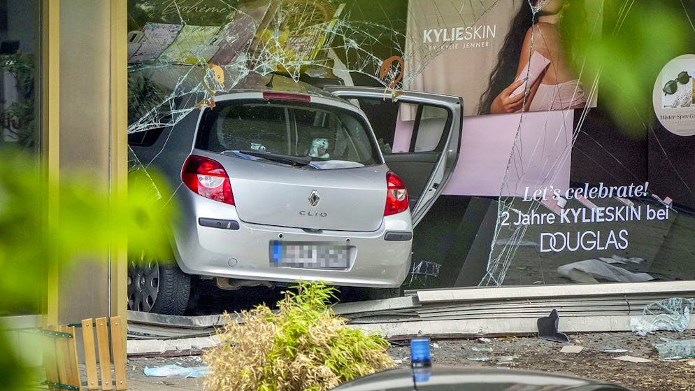 Das Fahrzeug kam in einer Parfümerie zum Stehen. 