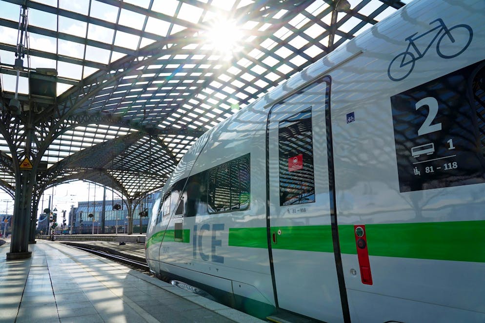 ICE am Bahnsteig