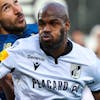 GUIMARAES, PORTUGAL - APRIL 10: Jorge Fernandes and Óscar Estupiñán of Vitoria Guimaraes and Marko Grujic of FC Porto in action during the Liga Portugal Bwin match between Vitoria Guimaraes SC and FC Porto at Estadio Dom Afonso Henriques on April 10, 2022 in Guimaraes, Portugal. (Photo by Octavio Passos/Getty Images)