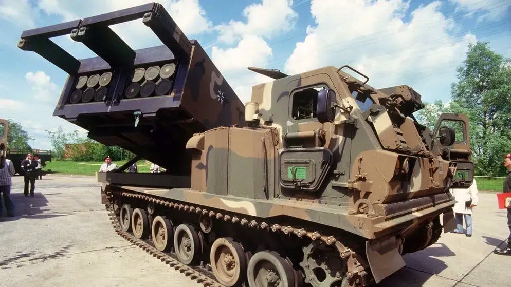 Il lanciarazzi mars può sparare dodici razzi con 8.000 bombe a 32 chilometri in un minuto. La Germania vuole consegnare quattro copie dalle scorte della Bundeswehr in Ucraina. Gli Stati Uniti stanno assumendo l'addestramento dei soldati ucraini sui sistemi.