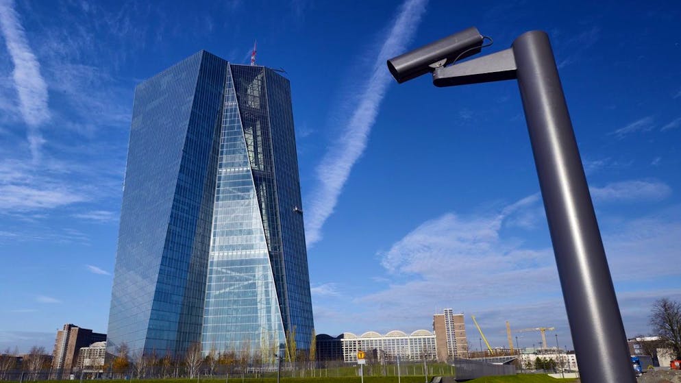epa05204380 (FILE) A file photo dated 07 December 2015 showing a security camera and barriers (L, bottom), with the European Central Bank, ECB, building on the background. The European Central Bank delivered 10 March 2016 a surprise cut in interest rates and boosted its bond-buying programme as part of its efforts to head off dangerously low inflation while firing up the sluggish eurozone economy. In addition to cutting its benchmark refinancing rate for the first time to zero, the ECB lowered the deposit rate deeper into negative territory. The Frankfurt-based ECB announced a 10-basis-point cut in the deposit rate, which is the rate it charges financial houses for parking funds at the bank. EPA/MAURITZ ANTIN