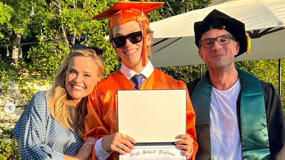 Stolze Eltern. Witherspoon und Phillippe feiern Schul-Abschluss ihres Sprösslings