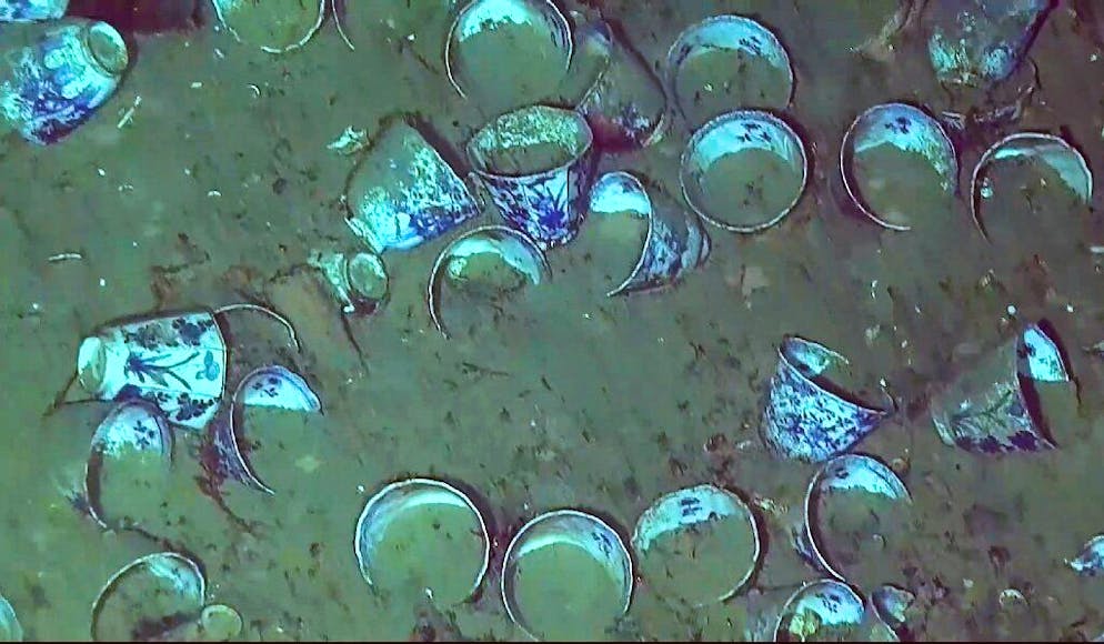 Erstaunlich gut erhaltenes Geschirr am Fundort.