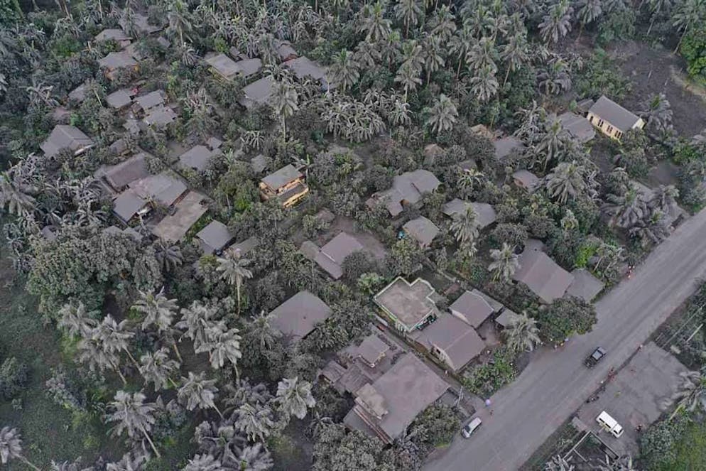Une photo prise avec un drone et mise à disposition par le Bureau provincial d'information de Sorsogon (SPIO) montre un village couvert de cendres volcaniques provenant de l'éruption du volcan Bulusan.