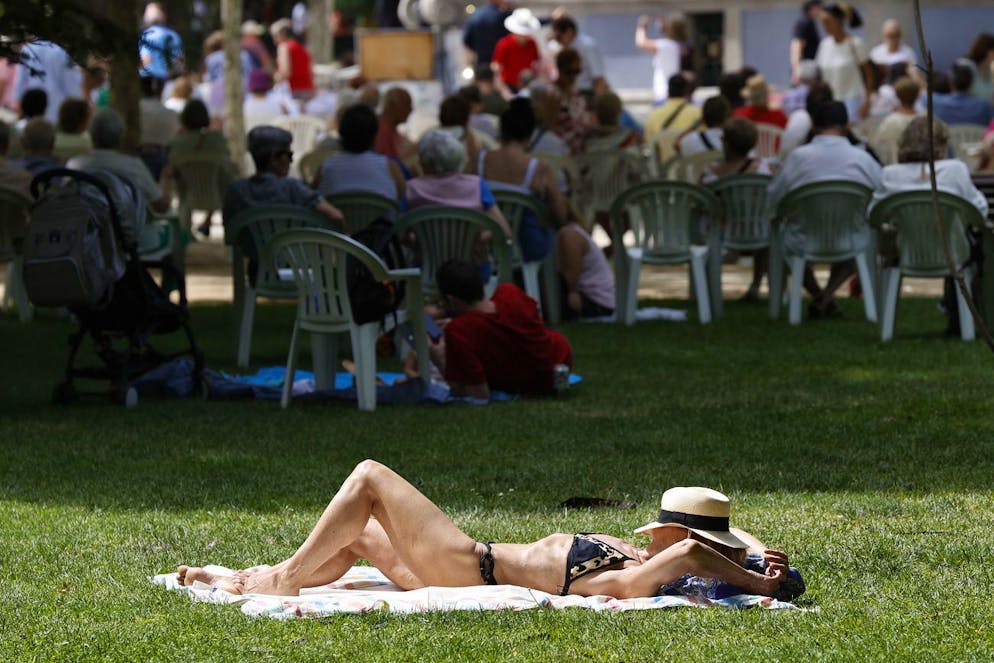 epa10009331 A woman in a bikini sunbathes in Retiro Park in Madrid, Spain, 12 June 2022. The heat continues to hit much of Spain, a situation that, according to all forecasts, will continue for several days, with very high temperatures for this time of year that require extreme precautions. EPA/CHEMA MOYA