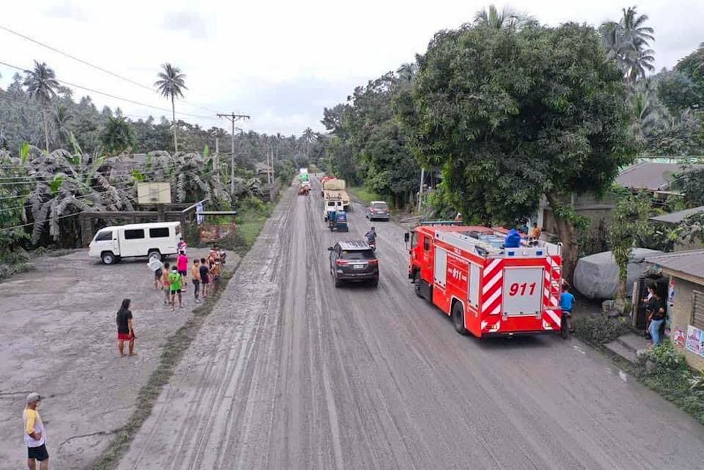 Une photo prise avec un drone et mise à disposition par le Bureau provincial d'information de Sorsogon (SPIO) montre un village couvert de cendres volcaniques provenant de l'éruption du volcan Bulusan.