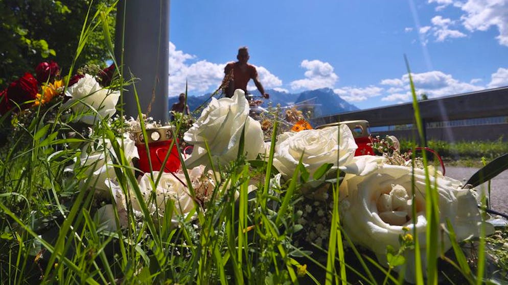 11.06.2022, Bayern, Garmisch-Partenkirchen: Blumen liegen unweit der Unfallstelle auf einer Brücke. Nach dem Zugunfall mit fünf Toten und vielen Verletzten ist die Ursache für das Entgleisen des Zuges weiterhin unklar. Foto: Karl-Josef Hildenbrand/dpa +++ dpa-Bildfunk +++