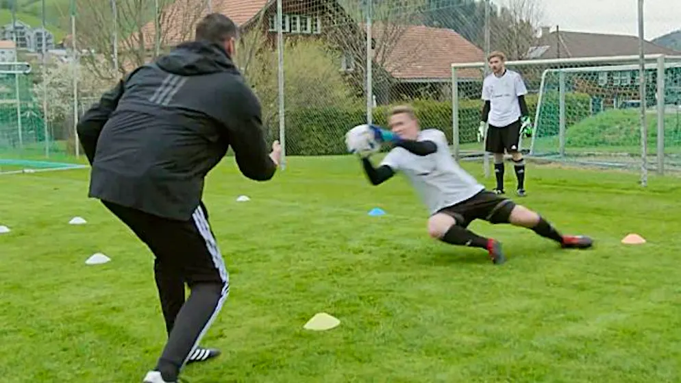 Urnäsch on fire. Zubi schleift die Goalies und ist begeistert, Petric staunt nach Bicicletta-Tor