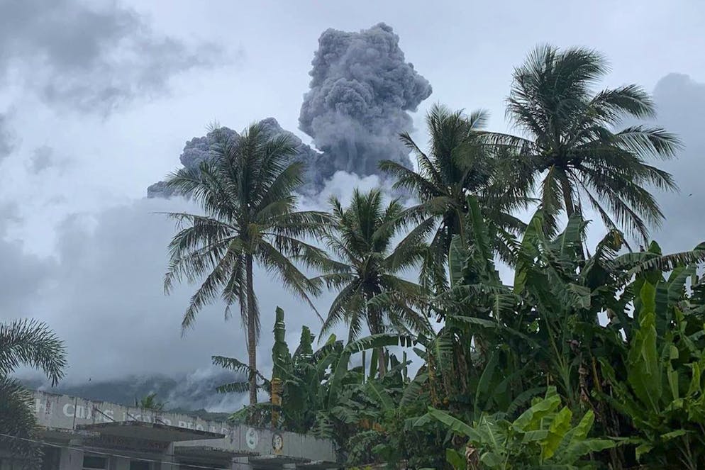 Des cendres et de la vapeur sont crachées du mont Bulusan, vu de Casiguran, dans la province de Sorsogon, aux Philippines, le dimanche 5 juin 2022.