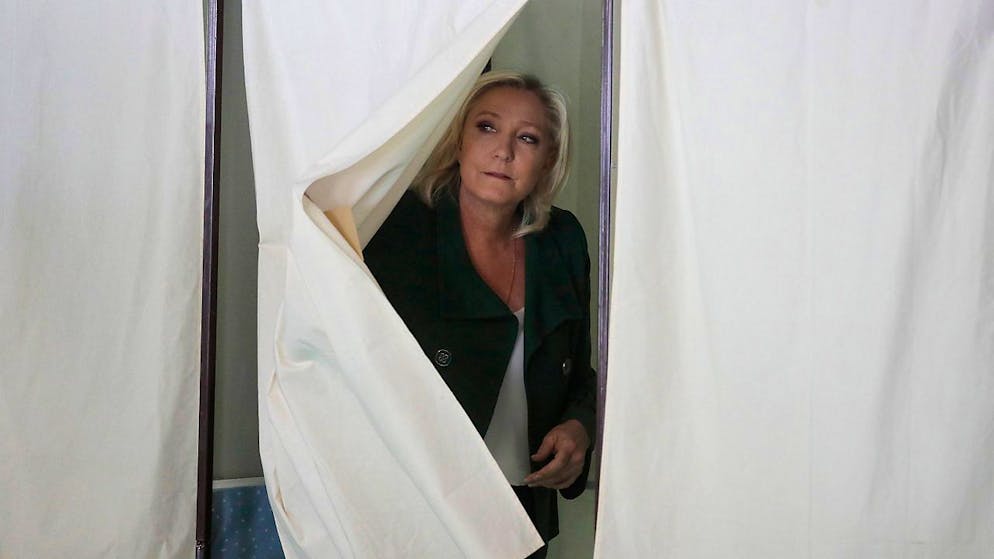 Marine Le Pen, Vorsitzende der rechtsextremen Partei Rassemblement National (RN),  bezeichnet das Abschneiden ihrer Partei in der ersten Runde der Parlamentswahl als «immensen Sieg». Foto: Michel Spingler/AP/dpa