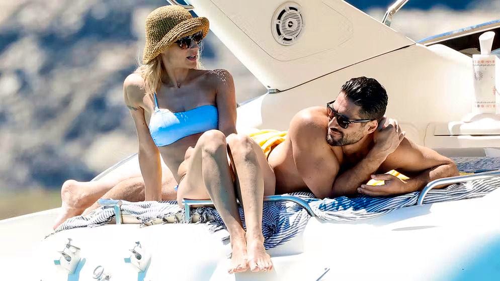 La Hunziker con il «medico più bello d'Italia» Giovanni Angiolini in estate.